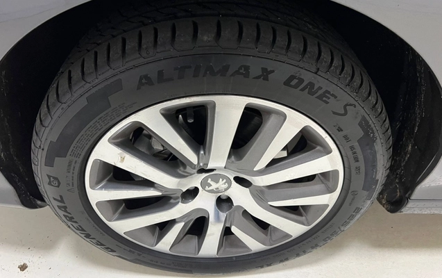 imagem-https://www.socarrao.com.br/sc-vehicle-images-prod/2632215/1784058443922-V2hhdHNBcHAgSW1hZ2UgMjAyNS0xMC0yMSBhdCAxMS4xOC4xMiAoMSkuanBlZw.jpeg
