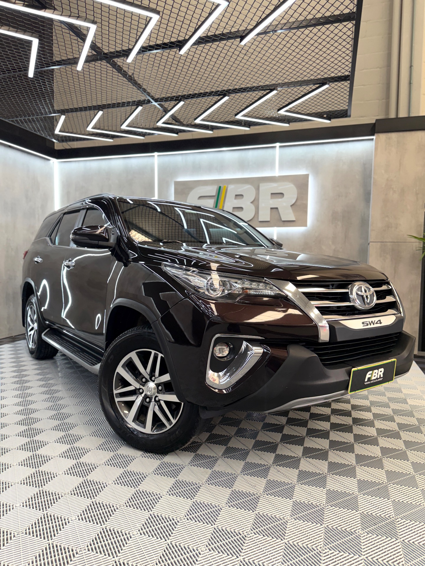 Toyota Hilux SW4 SRX 4x4 2.8 TDI 16V Dies. Aut. na cor Marrom em São Mateus do Sul / PR - 2635