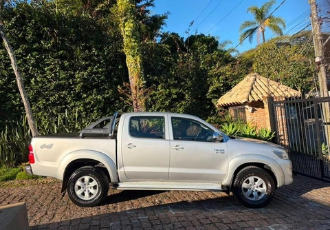 Toyota Hilux 2013 Prata — foto 1 de 3