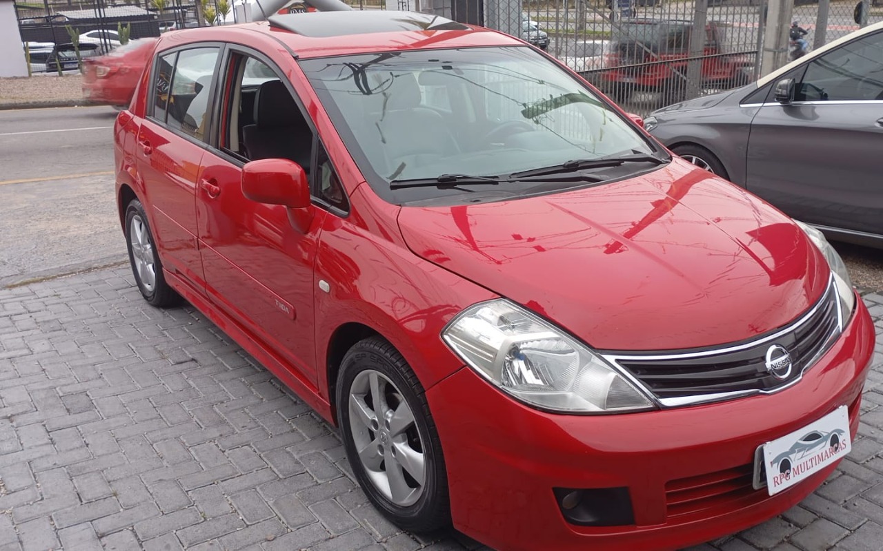 Nissan TIIDA 2012 Vermelho — foto 1 de 3