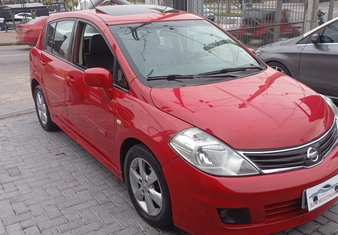 Nissan TIIDA 2012 Vermelho — foto 1 de 3
