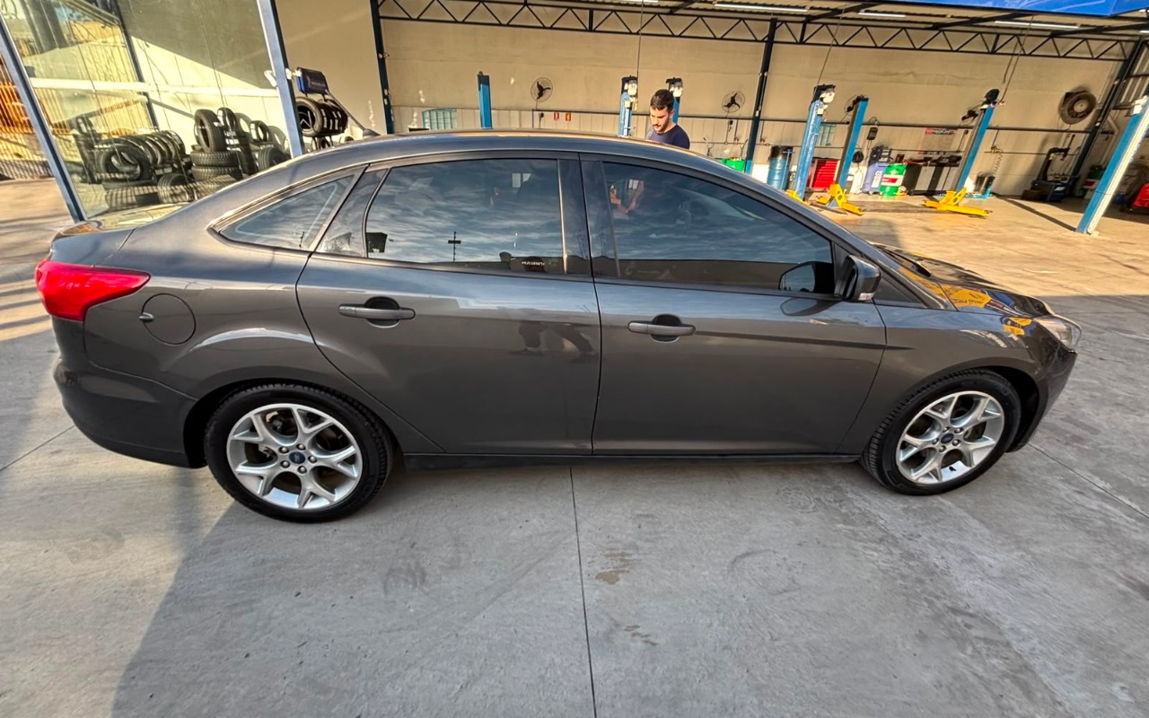 Ford Focus 2019 Cinza — foto 1 de 3