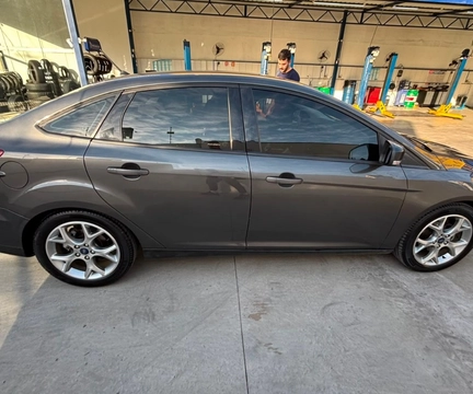 Ford Focus 2019 Cinza — foto 1 de 3
