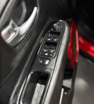 imagem-https://www.socarrao.com.br/sc-vehicle-images-prod/2760762/1784570147428-640_480_jeep-renegade-trailhawk-2-0-td-4wd-aut-15-16-8cf9f6-10.jpg