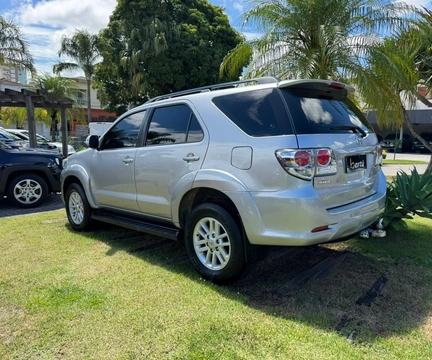 Toyota Hilux 2015 Prata — foto 1 de 3