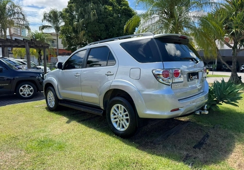 Toyota Hilux 2015 Prata — foto 1 de 3