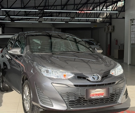 Toyota Yaris 2021 Cinza — foto 1 de 3