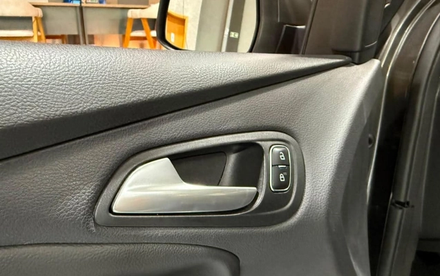 imagem-https://www.socarrao.com.br/sc-vehicle-images-prod/2779427/1786986763105-vehicle_image_1784656332_dbad357d673eb4635ff5b16150706065.jpeg