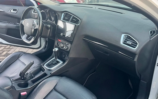 imagem-https://www.socarrao.com.br/sc-vehicle-images-prod/2781568/1784667949982-ZWY5MmM5NjktM2FhNS00YjA4LTk5OWEtM2M5Mjc3N2Q4ZWQzLmpwZWc.jpeg