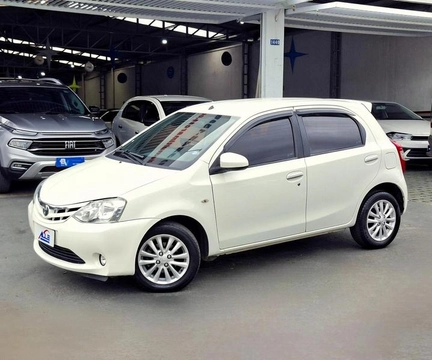 Toyota Etios 2014 Branco — foto 1 de 3
