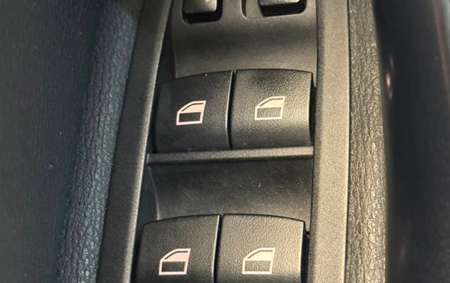 imagem-https://www.socarrao.com.br/sc-vehicle-images-prod/2814930/1784814145086-MmFhYTA5M2ItYzczNy00YzhkLWJiMDYtMGMxMjEyMjllNzk2LmpwZWc.jpeg