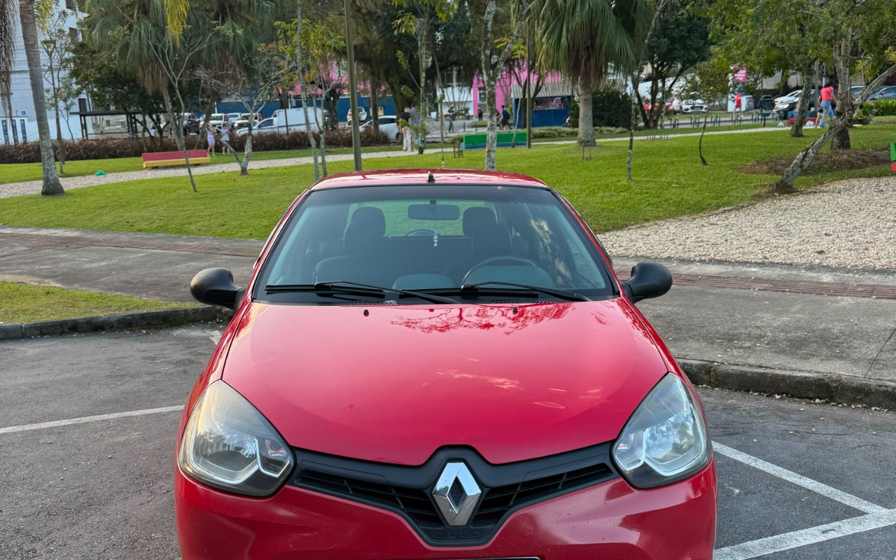 Renault Clio 2010 Vermelho — foto 1 de 3