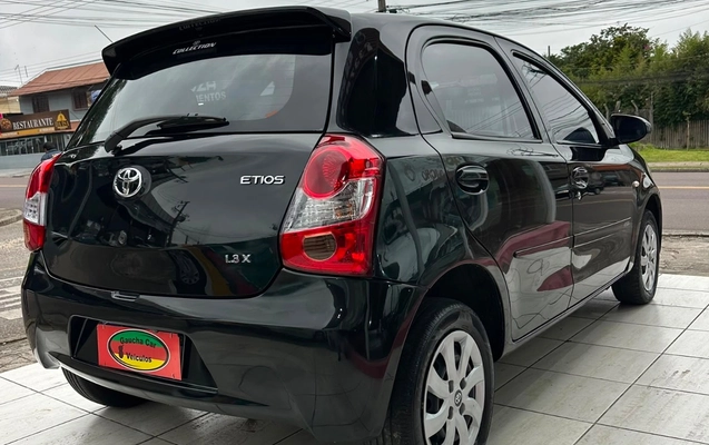 imagem-https://www.socarrao.com.br/sc-vehicle-images-prod/2852597/1785005783850-NWQ0OGZmYzQtNjJhMi00NGI3LWEyNDktZjU4NDVjMTc4Mzg4LmpwZWc.jpeg