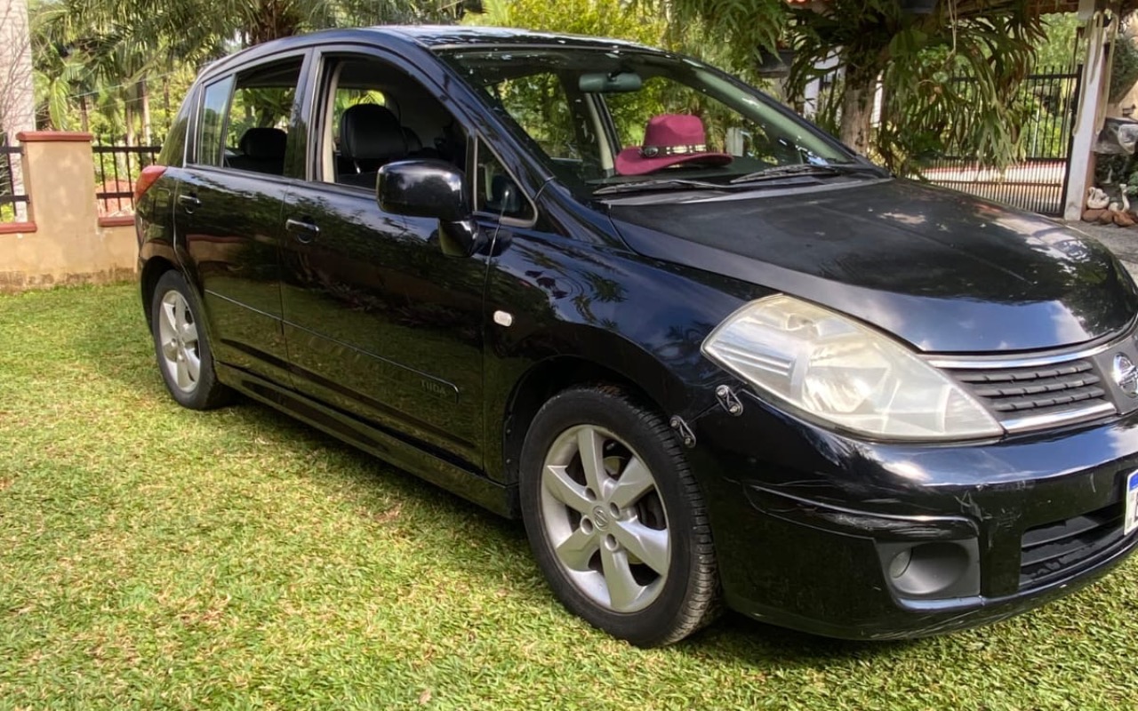 Nissan TIIDA 2013 Preto — foto 1 de 3