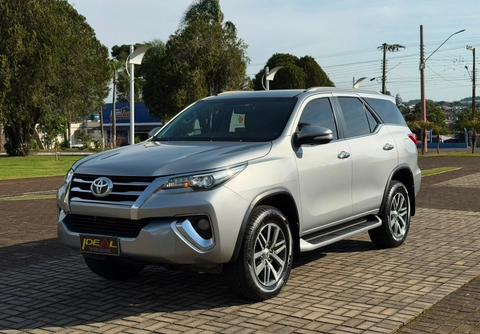 Toyota Hilux SW4 2016 Prata — foto 1 de 3