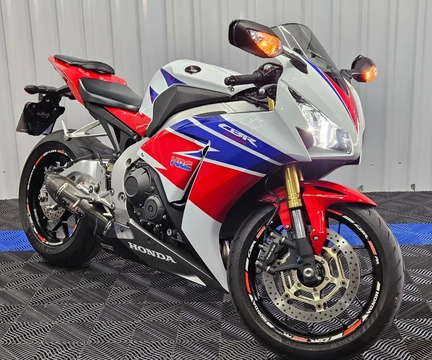 Honda CBR 1000 RR Fireblade 2013 Branco — foto 1 de 3