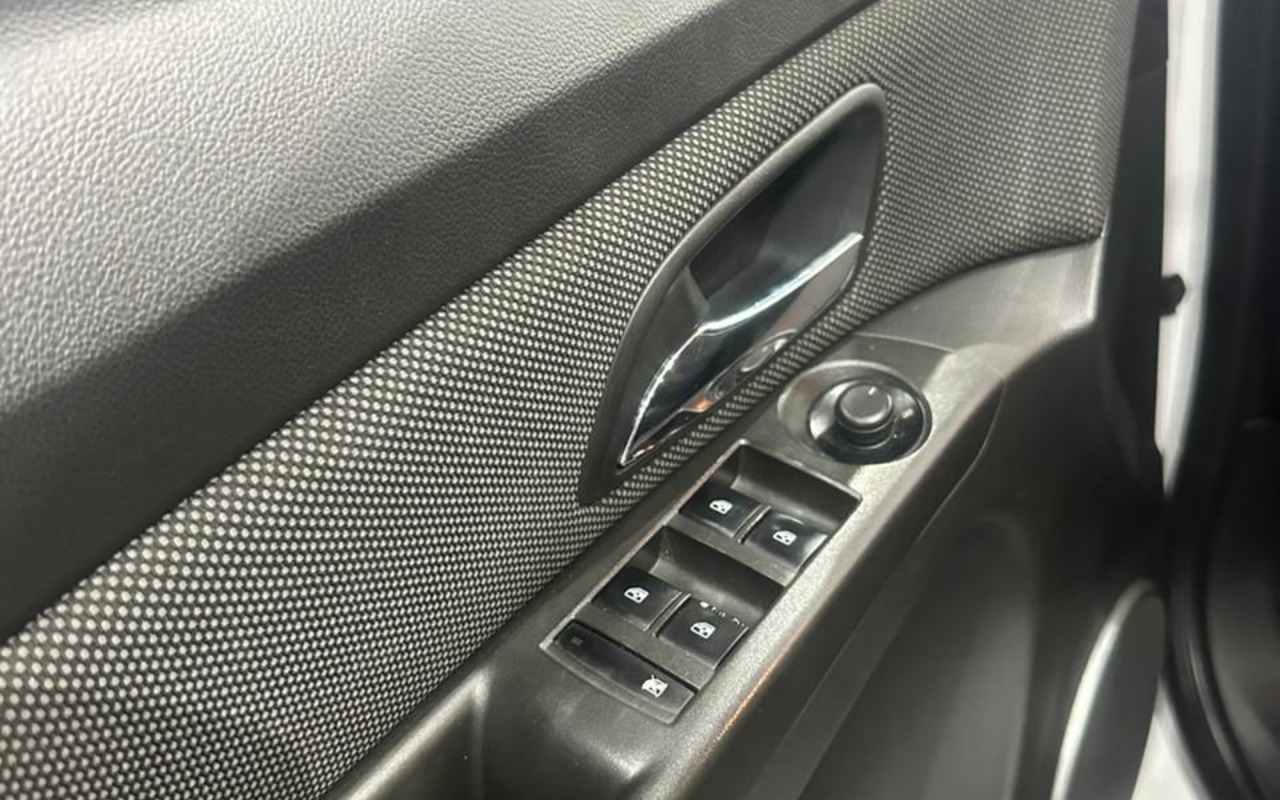 imagem-https://www.socarrao.com.br/sc-vehicle-images-prod/2891700/1785263485198-V2hhdHNBcHAgSW1hZ2UgMjAyNi0wNi0xNiBhdCAxMy4zNC4zNS5qcGVn.jpeg