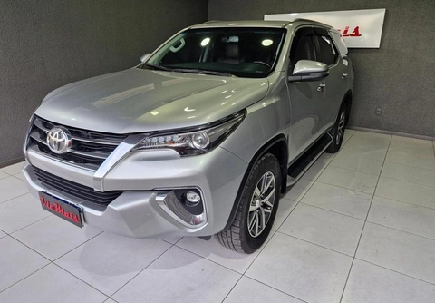 Toyota Hilux SW4 2018 Prata — foto 1 de 3