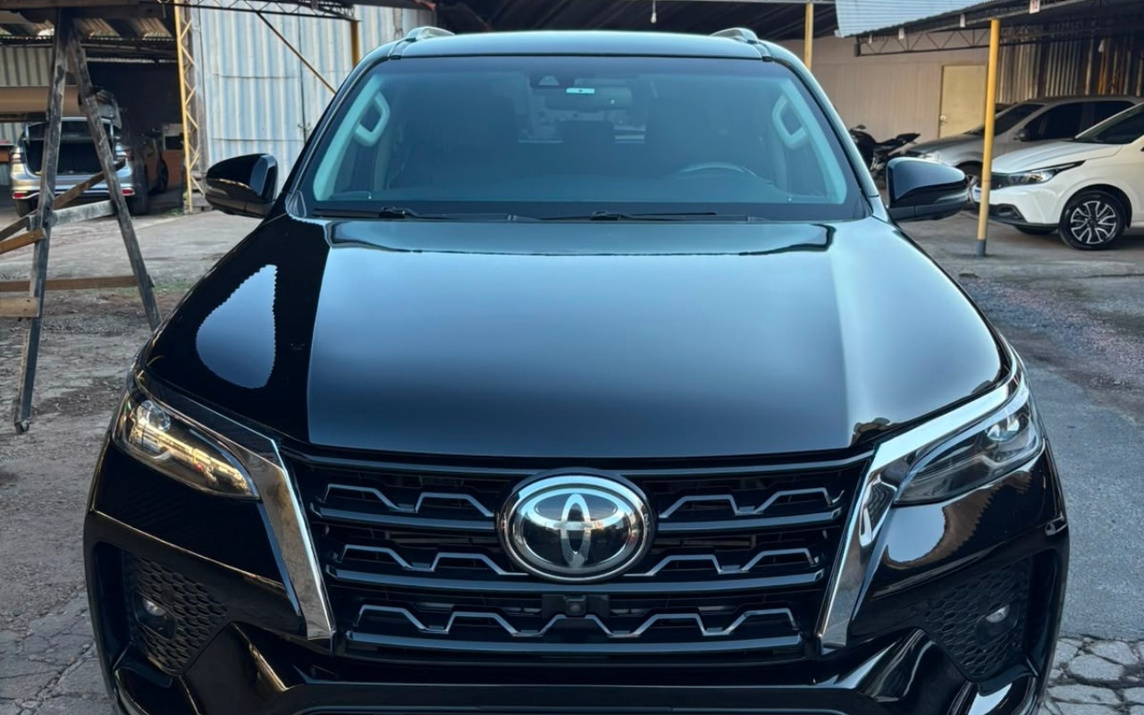 Toyota Hilux SW4 2023 Preto — foto 1 de 3
