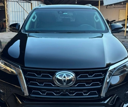 Toyota Hilux SW4 2023 Preto — foto 1 de 3