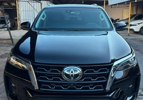 Toyota Hilux SW4 2023 Preto — foto 1 de 3