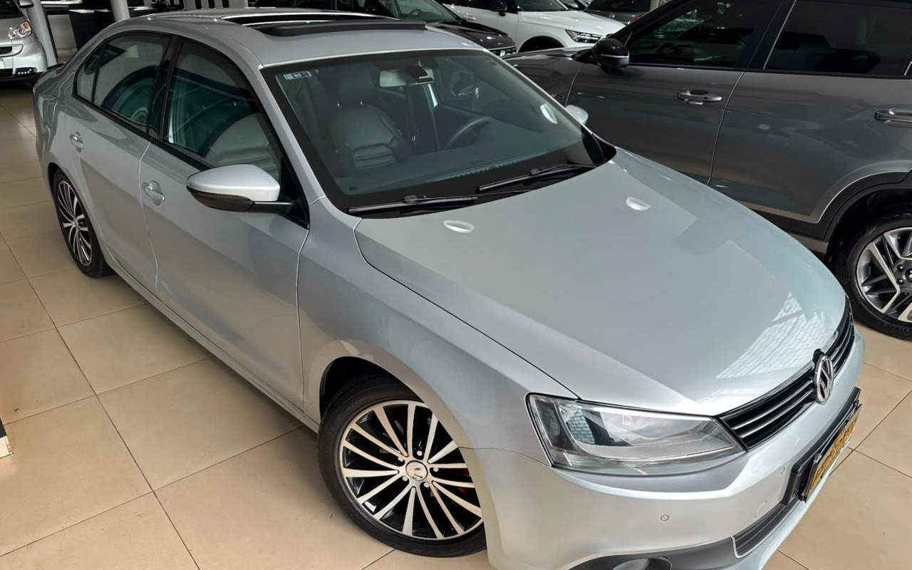 Volkswagen Jetta Comfortline 2.0 T.Flex 8V 4p Tipt. na cor Prata em Londrina / PR - 2948572