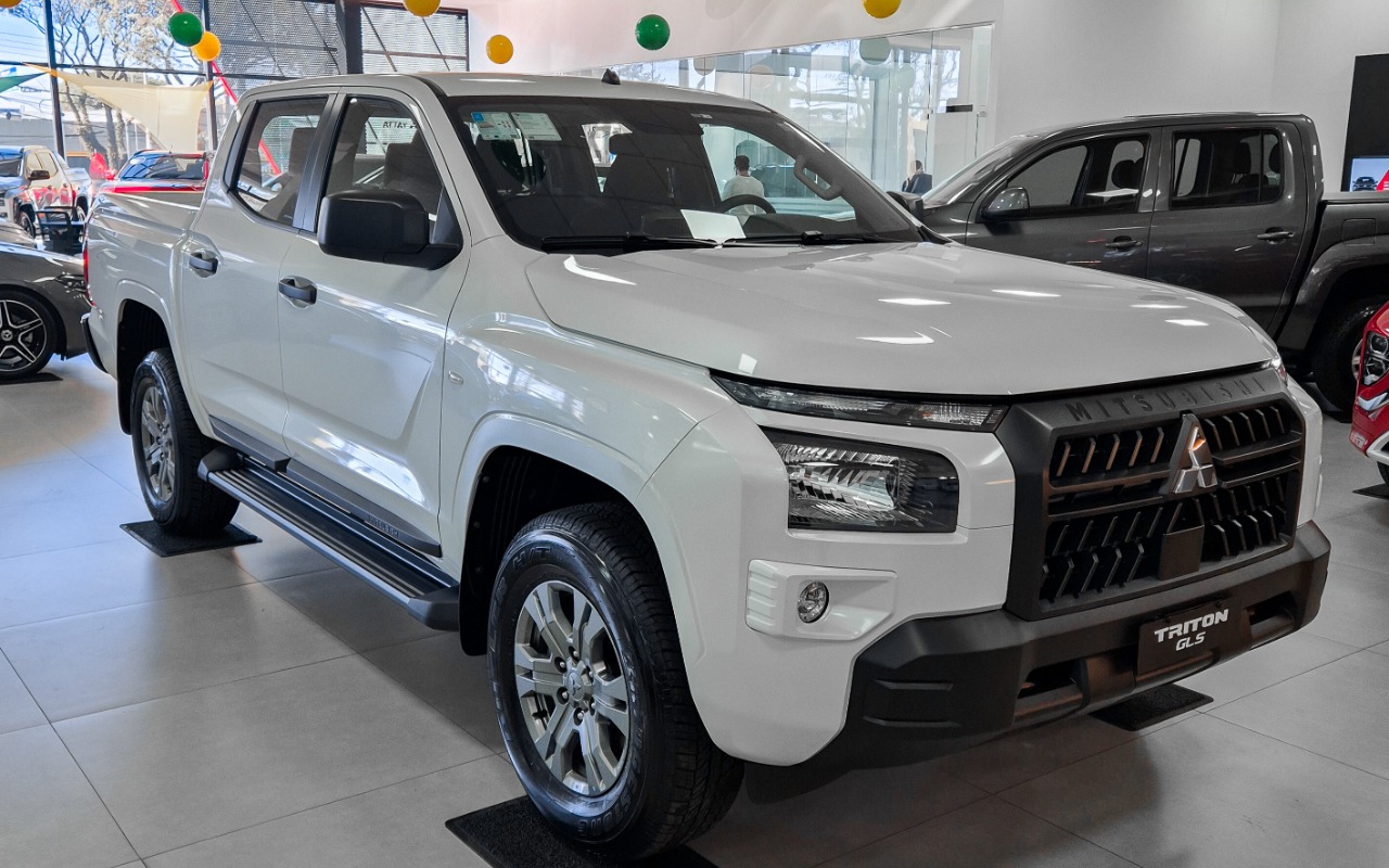Mitsubishi Triton GLS 2.4 CD 4x4 TB Diesel Aut. na cor Branco em Curitiba / PR - 2965211