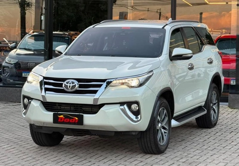 Toyota Hilux SW4 2017 Branco — foto 1 de 3
