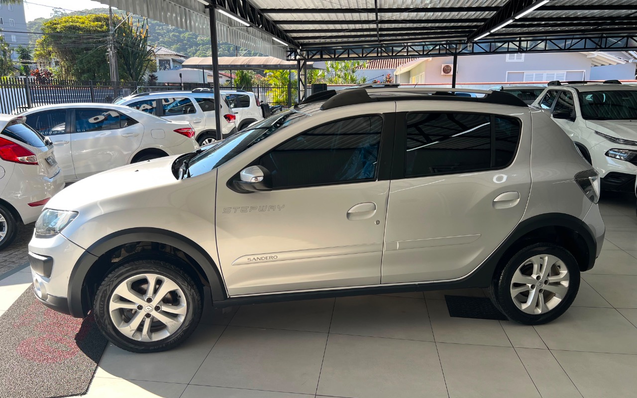 imagem-https://www.socarrao.com.br/sc-vehicle-images-prod/2990540/1785591529876-ZGU1NzgyYjAtNjhiYi00NTdkLTk5ODEtZGRlZDNlZmI5ODkzLmpwZWc.jpeg