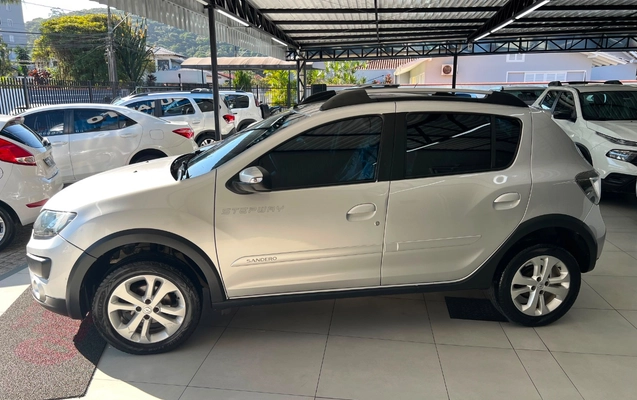 imagem-https://www.socarrao.com.br/sc-vehicle-images-prod/2990540/1785591529876-ZGU1NzgyYjAtNjhiYi00NTdkLTk5ODEtZGRlZDNlZmI5ODkzLmpwZWc.jpeg
