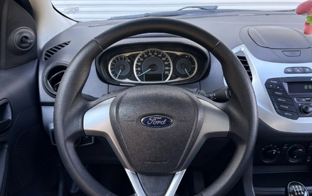 imagem-https://www.socarrao.com.br/sc-vehicle-images-prod/2991004/1786569379901-app-photos-Sl4YFaRVArqCGu2rrVDudjF3GtRxA6Uc.jpg