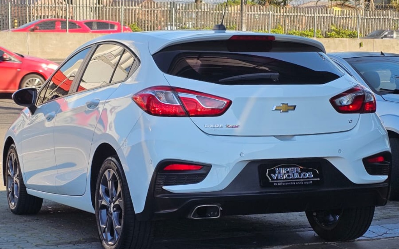 imagem-https://www.socarrao.com.br/sc-vehicle-images-prod/3058080/1785934222306-NmY5YzYzMDMtMzFlNy00YTE3LThkM2QtNmQzNjkzM2RhOWMzLmpwZw.jpg