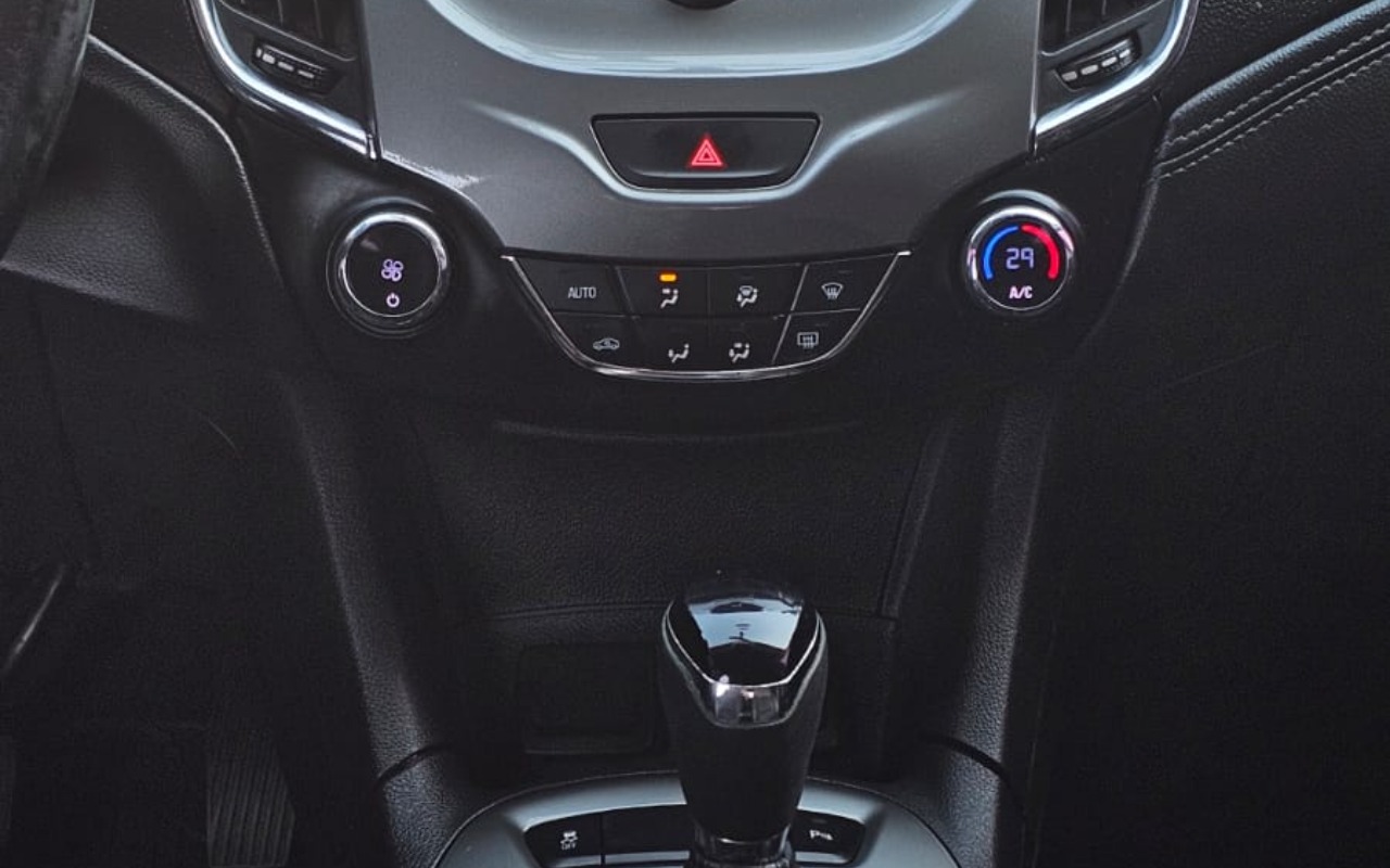 imagem-https://www.socarrao.com.br/sc-vehicle-images-prod/3058080/1785934222426-NjM1ZjJlM2YtNzQ5NS00MTIyLWI1ZWEtY2QyNzFhMWFmOTQyLmpwZw.jpg