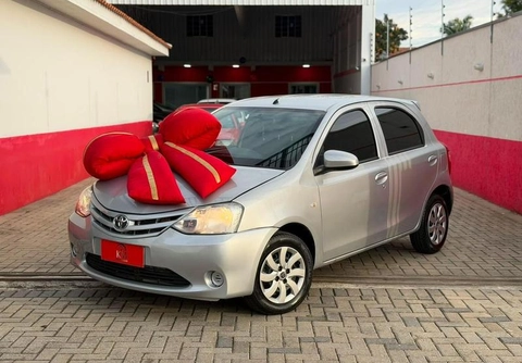 Toyota Etios 1.3 Flex 16V 5p Mec. 2014 Prata — foto 1 de 3