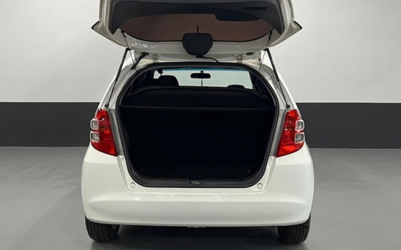 imagem-https://www.socarrao.com.br/sc-vehicle-images-prod/3062396/1785949564291-ODI3MDA3OV8zX0JfMjc2YjYwZjNlMy5wbmc.png