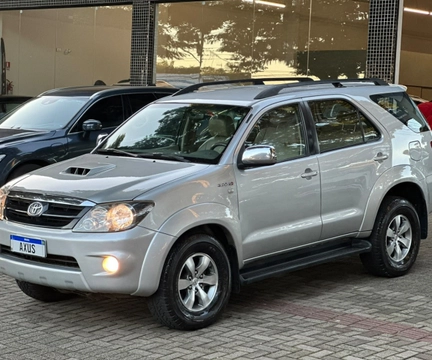 Toyota Hilux SW4 4x4 3.0 8V TB Diesel 2008 Prata — foto 1 de 3