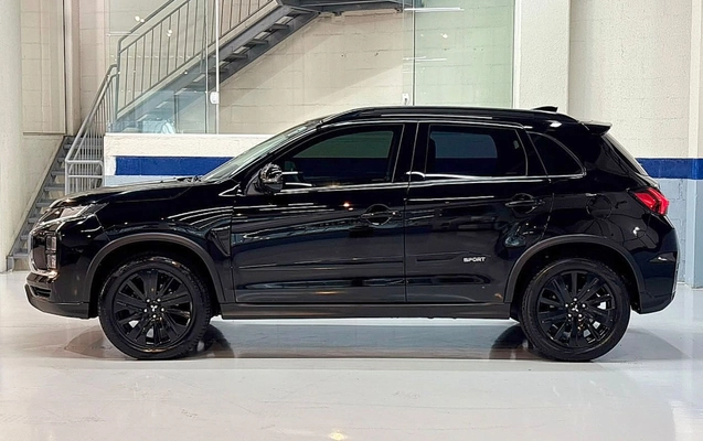 imagem-https://www.socarrao.com.br/sc-vehicle-images-prod/3093323/1786536359785-TUlUU1VCSVNISSBPVVRMQU5ERVIgU1BPUlQgSFBFIEJMQUNLIEVESVRJT04gLSAyMDIyIC0gUFJFVE8gLSBSSEsyRDM5ICgzKS5qcGc.jpg