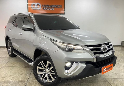 Toyota Hilux SW4 2019 Prata — foto 1 de 3