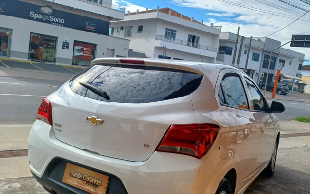 imagem-https://www.socarrao.com.br/sc-vehicle-images-prod/3094569/1786131621730-app-photos-SgdsorKrgJBR5t17Y4lJtYsMCeuw9B78.jpg