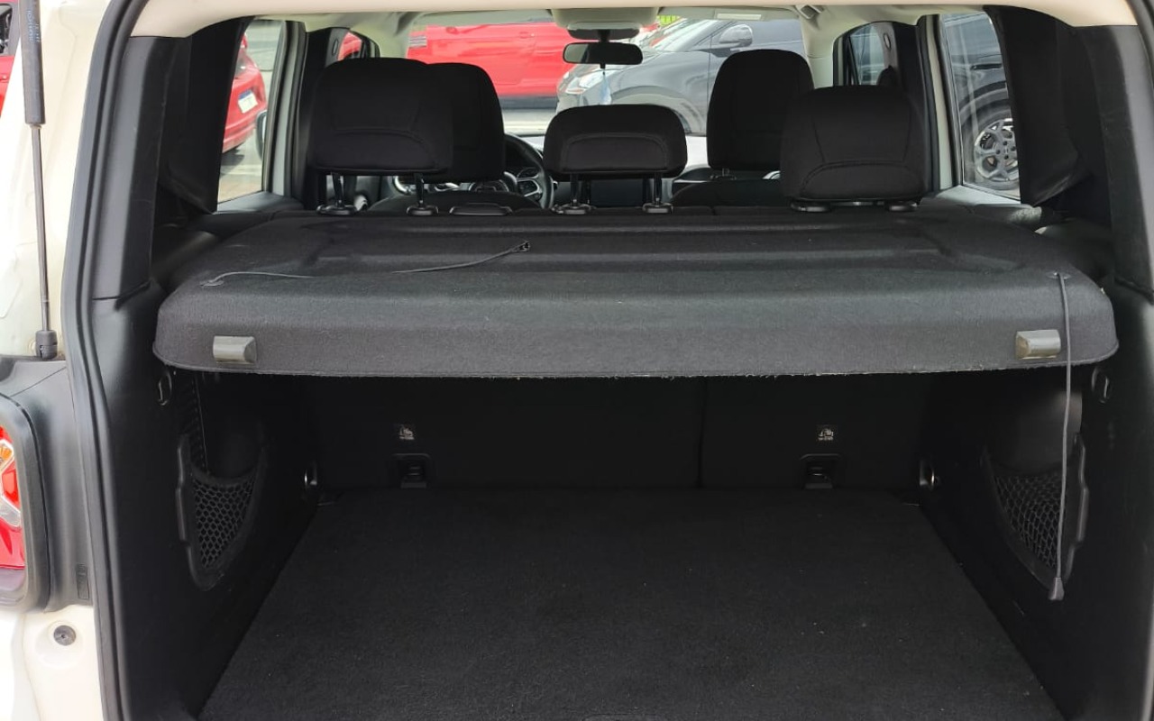 imagem-https://www.socarrao.com.br/sc-vehicle-images-prod/3105928/1786211979397-ZDY5ZTNlOTMtZDJiNy00OTFlLTg1ODAtMDcxMDJlMTA1YzQyLmpwZw.jpg
