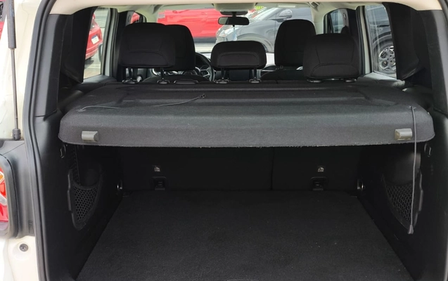 imagem-https://www.socarrao.com.br/sc-vehicle-images-prod/3105928/1786211979397-ZDY5ZTNlOTMtZDJiNy00OTFlLTg1ODAtMDcxMDJlMTA1YzQyLmpwZw.jpg