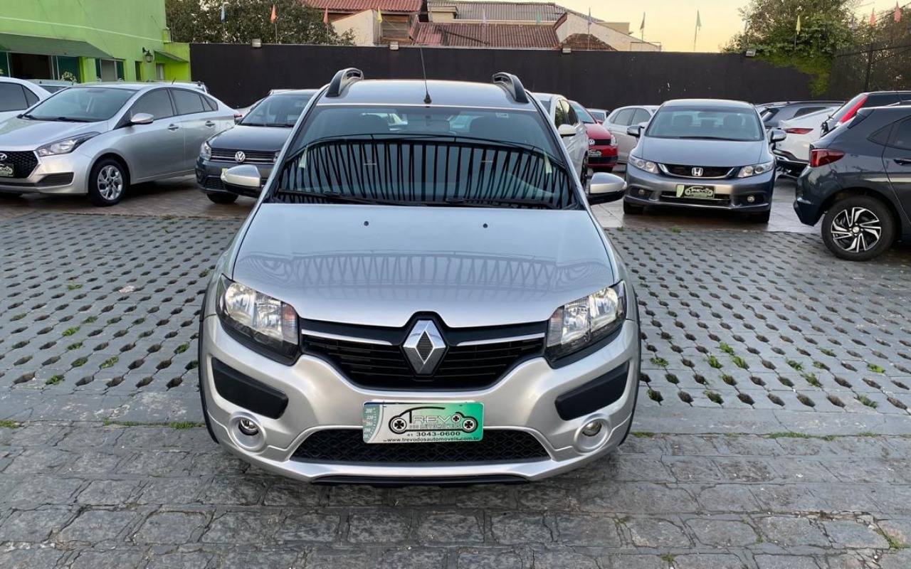 Renault Sandero 2016 Prata — foto 1 de 3