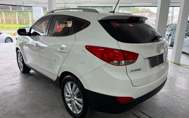 imagem-https://www.socarrao.com.br/sc-vehicle-images-prod/3123398/1786365359011-NzhmMzZjODctMWMzYi00YTliLWI2YWMtMDEyNjI5NzBkYmJiLmpwZw.jpg