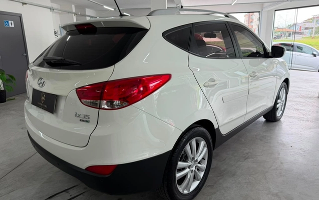 imagem-https://www.socarrao.com.br/sc-vehicle-images-prod/3123398/1786365359084-Njc5NmQ4OTQtNGRjOS00NzU3LTllY2YtMWFkYjVjMjFmMWY0LmpwZw.jpg