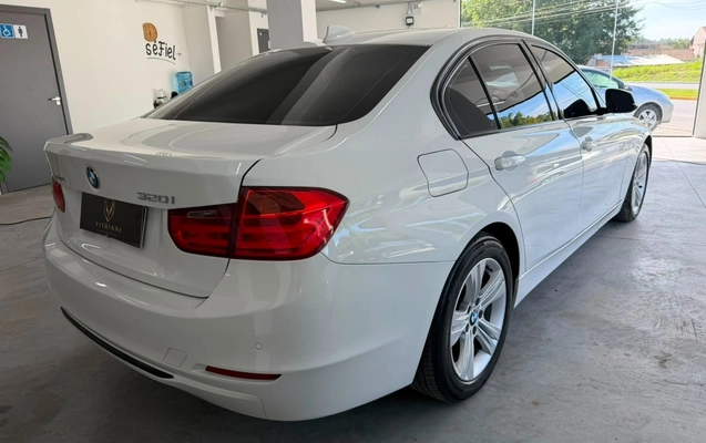 imagem-https://www.socarrao.com.br/sc-vehicle-images-prod/3128431/1786382651053-MTJiM2QwMmMtZTA4MC00YTZmLTllZGMtMTJmZTJmNDk3ZjY0LmpwZw.jpg