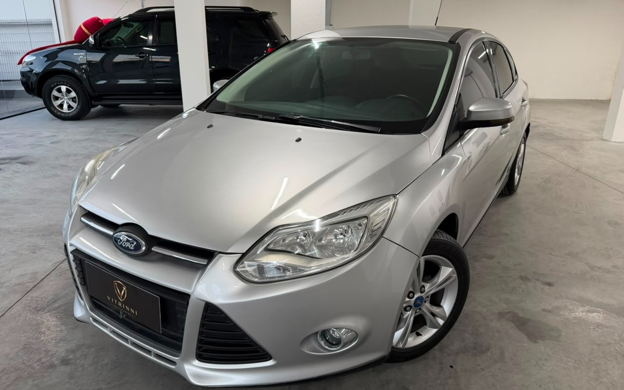 Ford Focus 2015 Cinza — foto 1 de 3