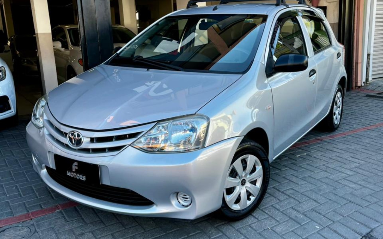 Toyota Etios 2013 Prata — foto 1 de 3