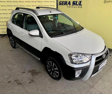 Toyota Etios 2015 Branco — foto 1 de 3