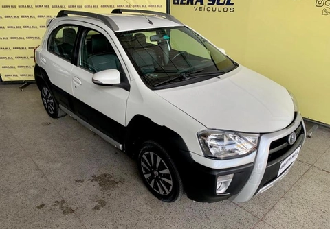 Toyota Etios 2015 Branco — foto 1 de 3