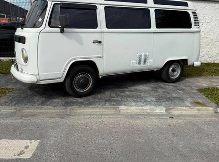 Volkswagen Kombi Lotação 1.6 MPi 2004 Branco — foto 1 de 3